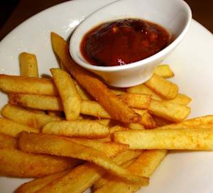 Knusprige Pommes mit hausgemachter Sauce