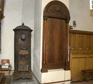 Gedenktafel und Kanonenofen