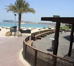 Blick zum Strand und Liegeflächen