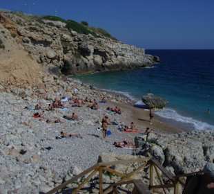 Kleiner Strand vor der Hafeneinfahrt
