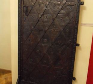 Zachowane drzwi wejściowe