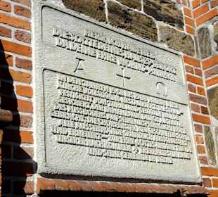 Gedenktafel an der Kirche
