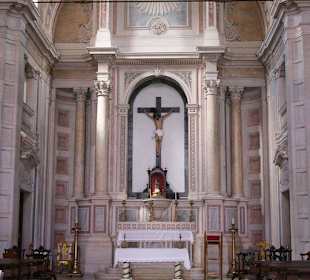 Im Friedhofsgelände