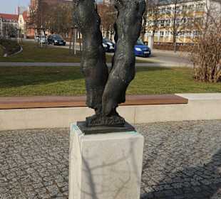 Skulpturen vor dem Museum
