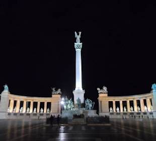 Plac bohaterów nocą