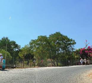 Viele Spaziergänger entlang der Straße