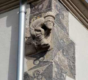 Stiller Wächter: Mönch an der Fassade