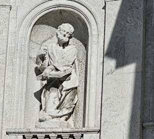 Statuen an der Basilika