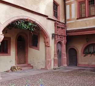 Im Innenhof von Schloss Mespelbrunn