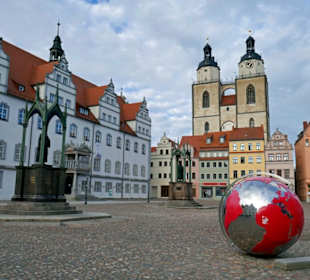 Marktplatz Wittenberg mit Weltkugel