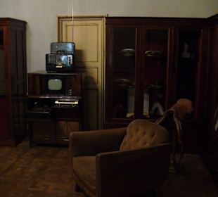 General Francos Uniformen sowie Möbel