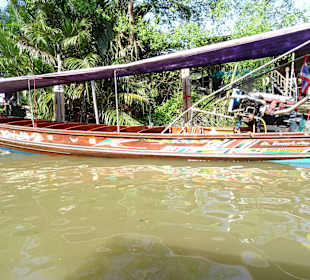 Mit dem Longtailboot zum Amphawa Floating Markt