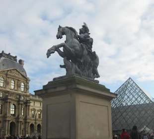 Statua vicino all'entrata 