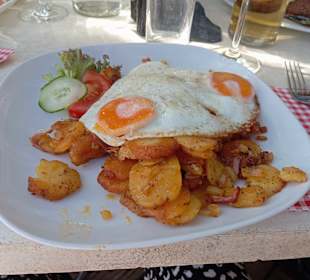 Bratkartoffel mit zwei Spiageleiern
