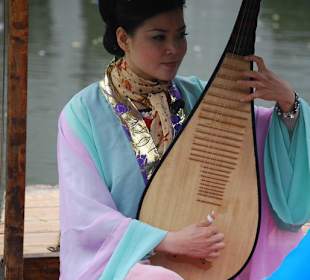 Die Sängerin im Boot