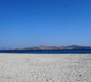 Strand, menschenleer, trotz Hauptsaison