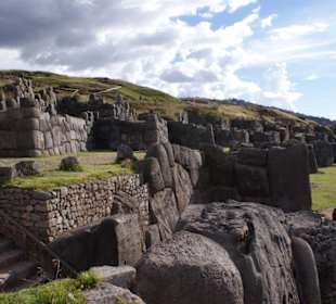 die terrassenförmig angelegten Zick-Zack-Mauern