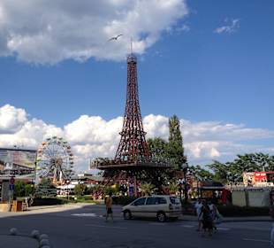Man sieht den Eiffelturm und das Riesenrad immer