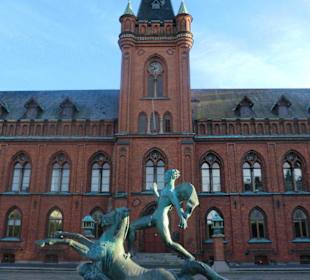 Rathaus, Brunnen vor dem Restaurant