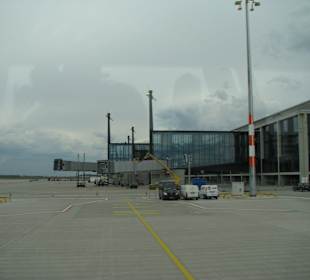 Fahrgastbrücken am Mainpier