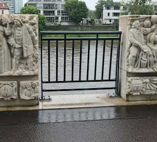 Relieftafeln beim Denkmal Der Fährmann am Elbufer