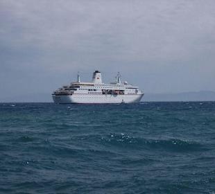 Traumschiff MS Deutschland auf Reede vor Kos