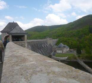 Auf der Staumauer
