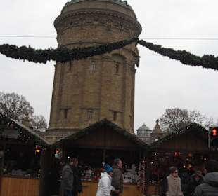 Wasserturm mit Weihnachtsmarkt