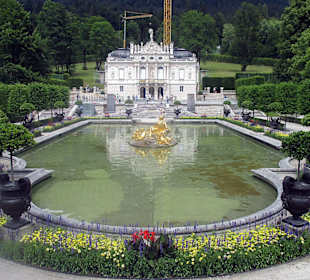 Schloss Linderhof mit Wasserbassin 
