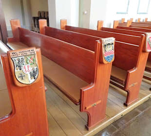 Bankreihen mit Wappen gesunkener Schiffe