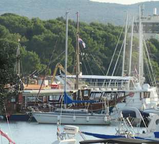 Beim Yachthafen / Stadthafen von Krk-Stadt