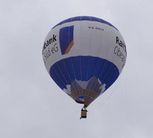 Heißluftballon über dem Gelände