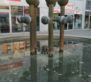 Der interessante Kugelbrunnen im Breiten Weg