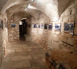 Kellerraum mit Kriegsfotos