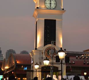 Neuer Uhrturm im Zentrum