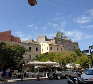 Alte Festung im Hintergrund