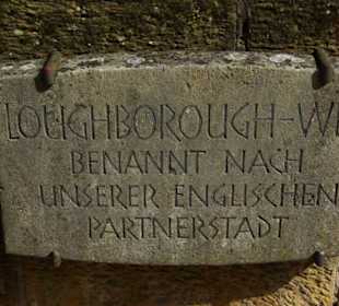 Zur Partnerstadt am Ufer unten