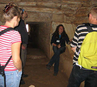 Im Inneren des Rundgrabs, mit Führerin