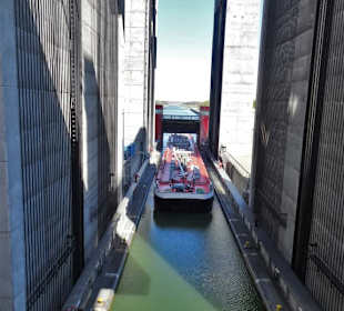 Einfahrt eines Schiffes in den Trog