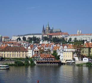 Panoramablick auf die Burg von der Karlsbrücke