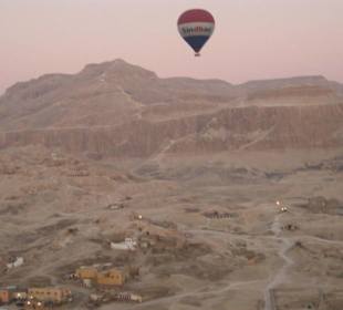 Über dem Hatschepsut-Tempel