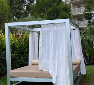 Liegen im Außenbereich, Stoff fehlt teilweise 