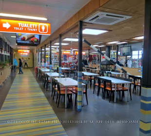 Die zum Bistro gehörenden Esstische und Stühle