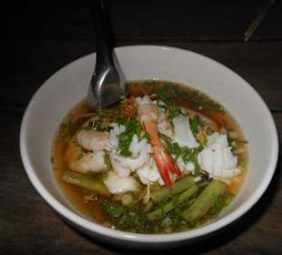 Nudelsuppe mit Seafood