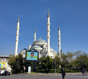 Kocatepe Moschee. Im EG ein günstiges Cafe