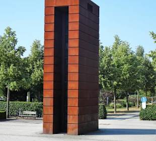 Stahlstele am Eingang zum Park