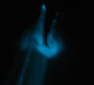 Bei jeder Berührung leuchtet das Wasser. 