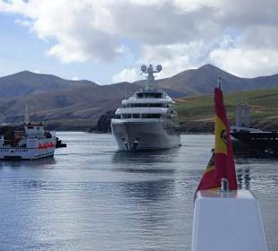 Eine Jacht beim Auslaufen