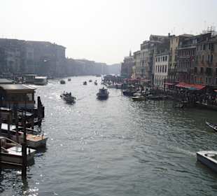 Blick von der Rialto-Brücke auf den Canale Grande