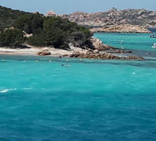 Weiterer Strand auf Maddalena / glasklares Wasser